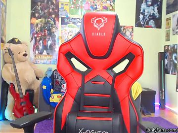 Hot youtube streamer striptease fail