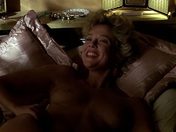 Annette Bening nude - The Grifters (1990)