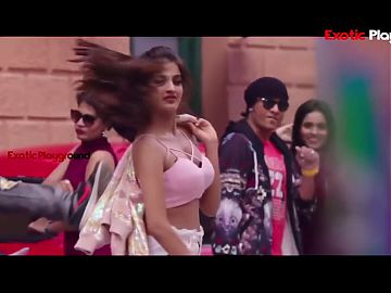 Actress Nidhi Aggarwal shows boobs