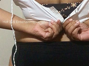 Sexy Indian Sister in Law shows her juicy navel button