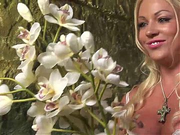 Tanya Cox and Cindy Behr are two lesbians with tits to suck