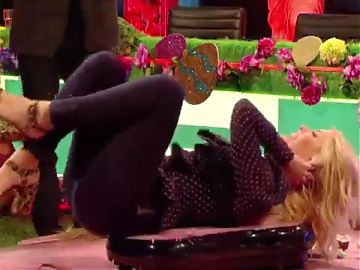 Holly Willoughby - Vibrating - Tight Jeans