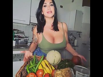 MARIKA fa una marchettina...