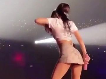 Jennie beautiful at concert 
