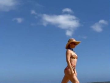 Evangeline Lilly – SEXY bikini workout