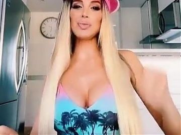 Stefania Xipolitakis moviendo las tetas