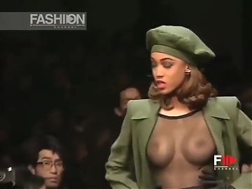 Tyra Banks showing her tits on the runway